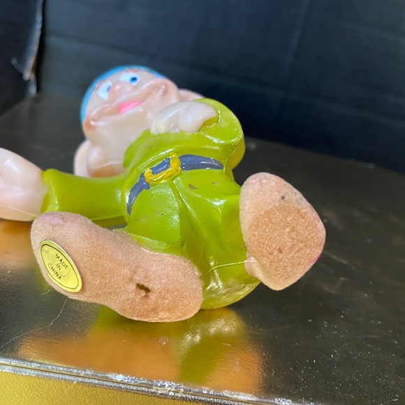 WALT DISNEY VINTAGE SNOW WHITE & SEVEN DWARFS DOPEY CHRISTMAS ORNAMENT FLOCKED - Picture 10 of 11